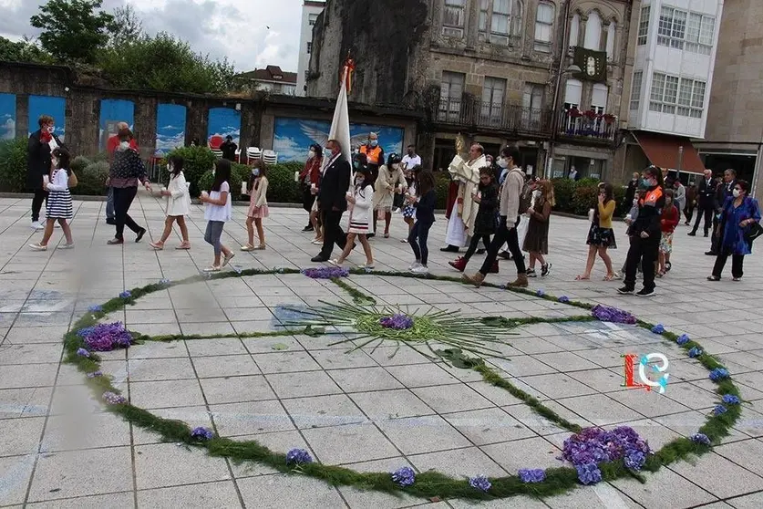 Comitiva da procesión de Corpus cos nenos de Primeira Comuñón o seu paso pola praza Maior.
