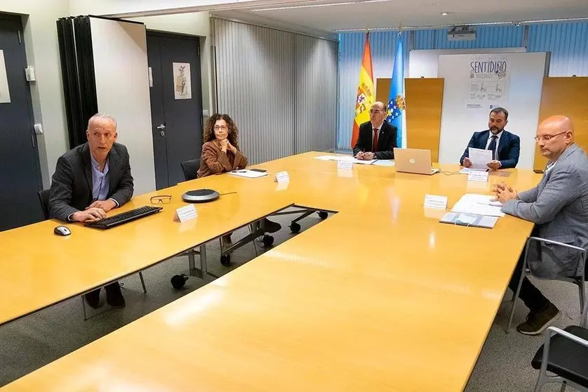 El conselleiro de Sanidad, Jesús Vázquez Almuiña, dijo que el objetivo de este documento es establecer consejos para la práctica de actividad física con seguridad, en el ámbito escolar, para los niños de entre 6 y 16 años, portadores de la mayoría de las cardiopatías congénitas