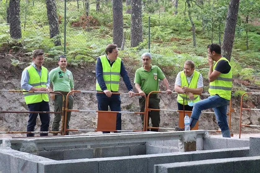 El alcalde de Ponte da Barca, Augusto Marinho, y técnicos en el embalse de Touvedo. 