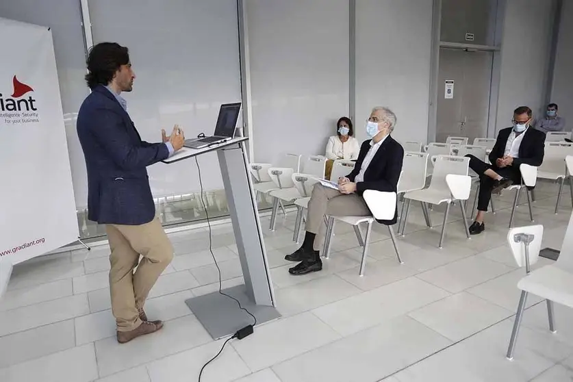 Esta mañana en Vigo se celebró la primera de las cuatro jornadas del #HACKatHOME que reúne hasta el a 30 de junio a empresas, centros de conocimiento y personas innovadoras.