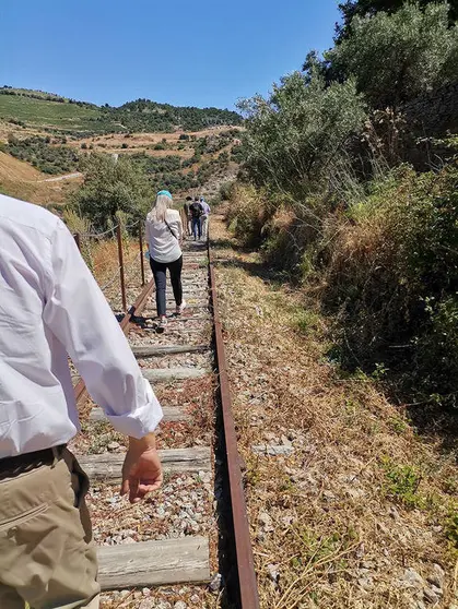 Son solo 3,5 km que nos llevan desde la Tua hasta el Duero, nos permiten caminar sobre los durmientes del antiguo ferrocarril, presentarnos la historia y la cultura local, probar la gastronomía y los vinos y aún así ofrecernos una mirada privilegiada. sobre el muro de la presa diseñado por Souto Moura.