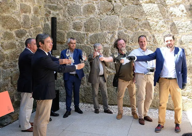 Las autoridades arcuenses brindaron con el nuevo espumoso Vez. G. SIERRA. 