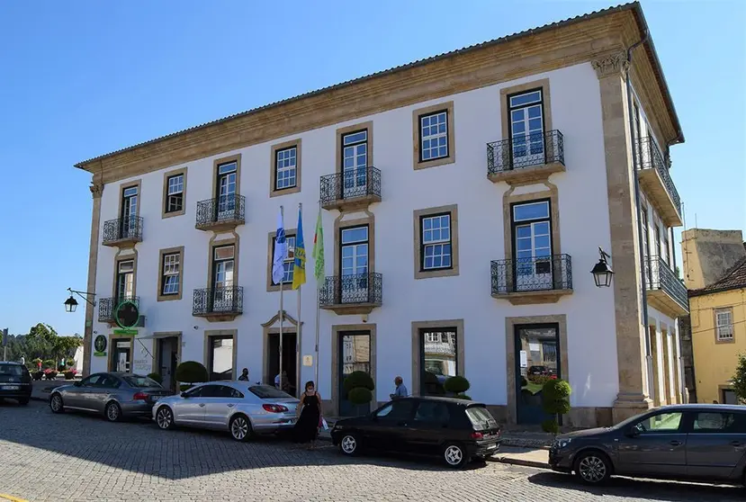 Bandeiras distintivas da qualidade da região do Alto Minho içadas nos municípios da região.