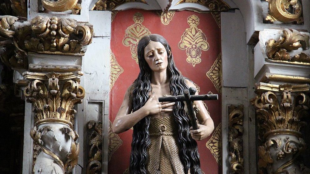 La imagen de la Magdalena que se conserva en el retablo del templo, quizá más antiguo de Bragança, de origen medieval, de Santa María, situado en la ciudadela.