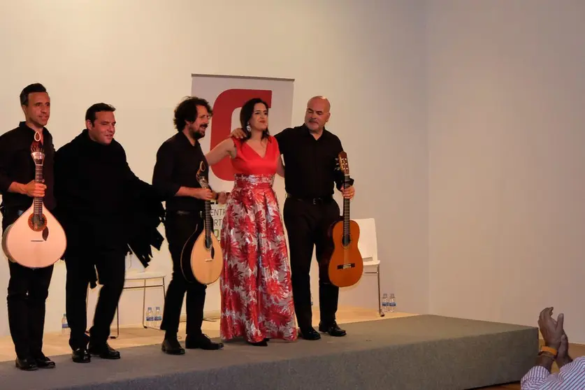 Los fadistas y sus músicos. 