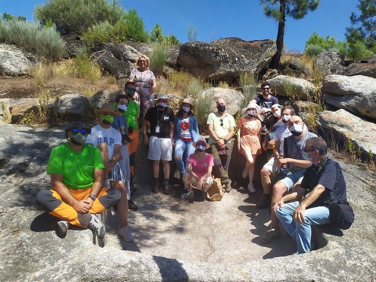 Participantes en el viaje de prensa organizado por el Concelho de Valpaços y los organizadores posando en un largar excavado en roca de época romana en Santa Valha. 