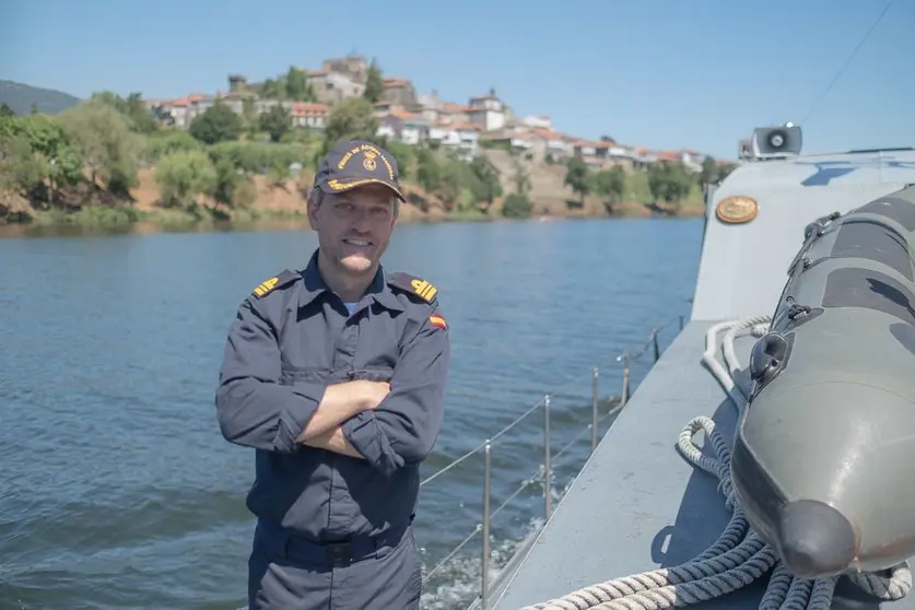 Juan Díaz Rodríguez, Comandante Naval del Miño, a bordo del Cabo Fradera, con Tui al fondo, navegando por el Miño. G. SIERRA
