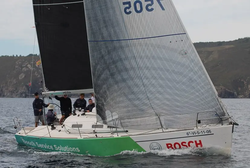 Bosch en aguas de Malpica con Alejandro Pérez Canal a la caña. MARÍA DEVESA.