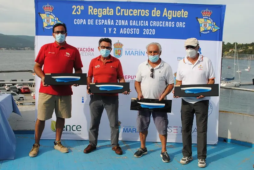 Los patrones de los barcos vencedores de Clases con sus premios, de izquierda a derecha, Peregrina, Balea Dous, Unus y Mirfak.