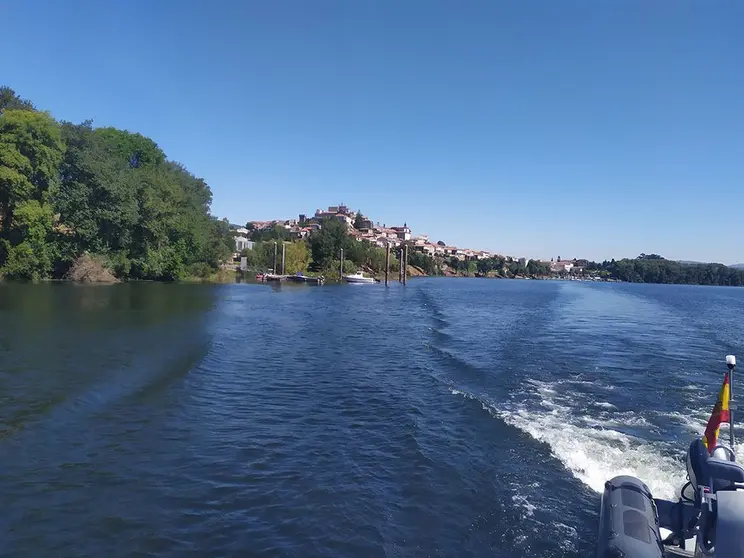 Las riberas del Miño desde el río. Tui al fondo. 