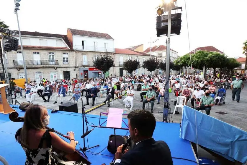 Un total de 95 voluntarios e voluntarios e tres adegas de Arbo, foron homenaxeados o pasado sábado na Praza do Concello de Arbo.