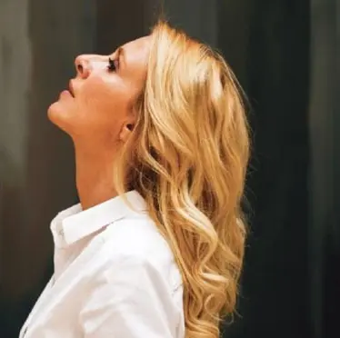 Fragmento del cartel de la obra de Cayetana Guillén Cuervo, Puertas abiertas. 