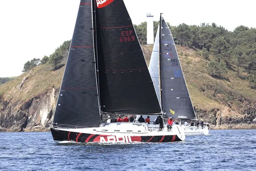 •	El coruñés Malalo Bermúdez de Castro hace que el “Solventis” es tercero tras la jornada inicial la Mar de Maeloc Rías Baixas, por detrás de “Aceites Abril” y “Magical”… el “Pairo-Yes Too” de Luis Bugallo es cuarto, quinto un gran “Arroutado” y sexto el vasco “Alpega” de Getxo. MARÍA MUIÑA. 