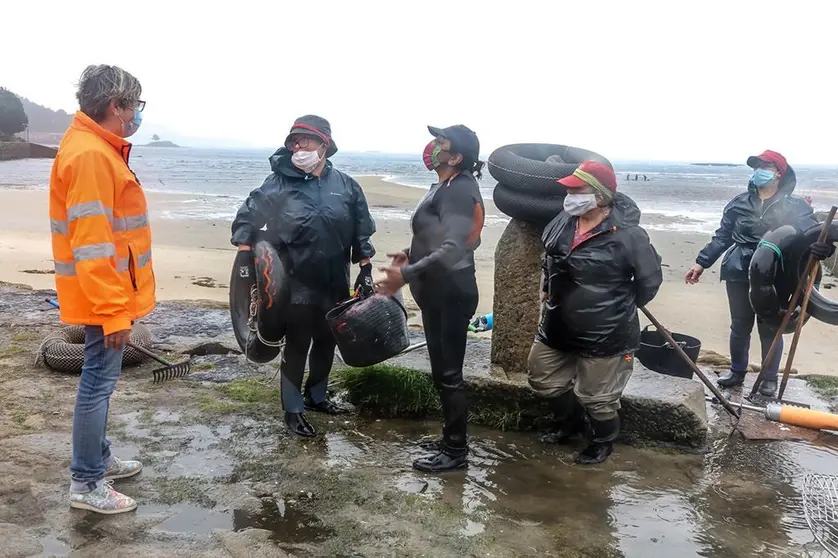 La conselleira del Mar en funciones visitó a las mariscadoras de la cofradía de pescadores de Muros.