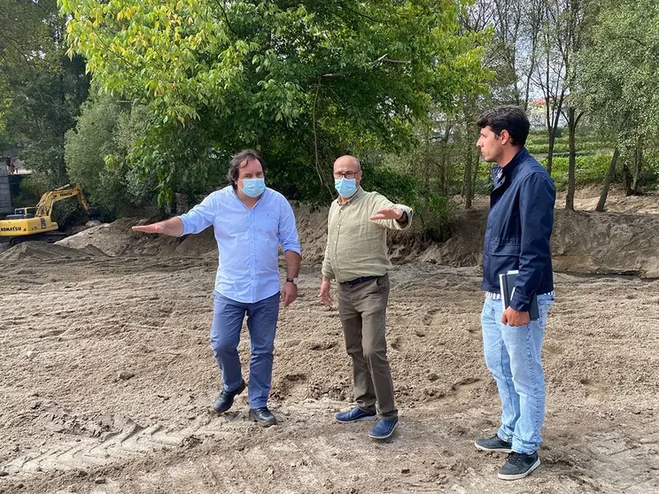 O Presidente da Câmara Municipal, Victor Hugo Salgado, acompanhado pelo Vereador das Obras Municipais, Joaquim Meireles, visitou as obras de requalificação das margens e leito do rio Vizela.