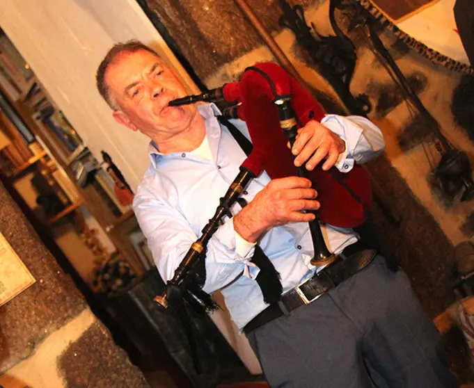 Maximino Fernández Sendín, propietario de la Casa Museo Pazo la Cruz, en Covelo, un amante de la gaita. 