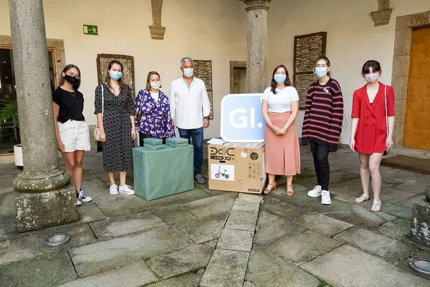 Os seus traballos impuxéronse no conxunto dos 219 que foron votados por 566 internautas neste certame co que as consellerías de Política Social e Cultura e Turismo queren dinamizar o uso do galego na xente nova.