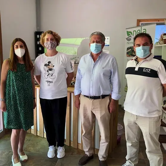 A  directora xeral de Comercio e Consumo, Sol Vázquez, visitou en San Cristovo de Cea a empresa Soluciones Técnicas Esdinela, que reutiliza cáscaras de laranxa para a elaboración de cosméticos.