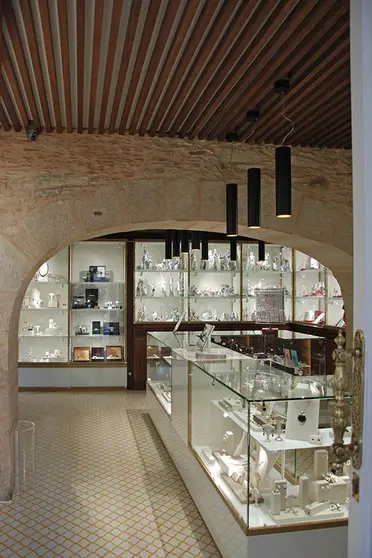 Primarase aos establecementos que se visen obrigados ao peche pola declaración do estado de alarma.