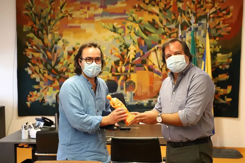 Presidente da Câmara recebeu ceramista José Carvalho.