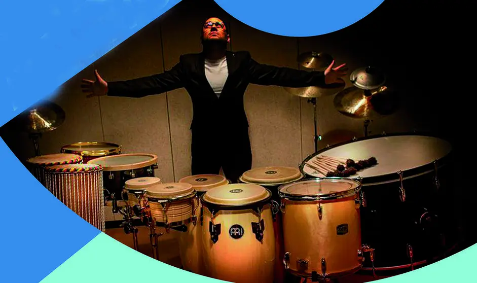 O percusionista Roberto Oliveira, Robertoliveira. 