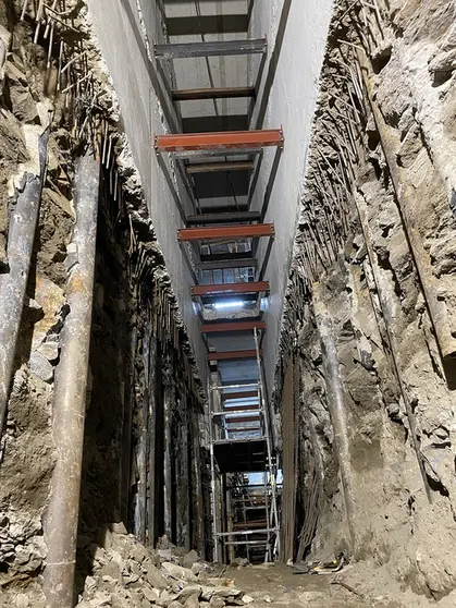 La excavación de un túnel en el aparcamiento durante este verano requirió del uso de una minipala, por las reducidas dimensiones del espacio y supuso picar más de 800 metros cúbicos de material.
