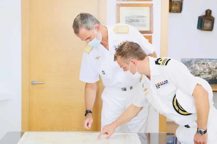 El Rey observa uno de los mapas del rio Miño con el Capitán de Corbeta, Juan Díaz. 