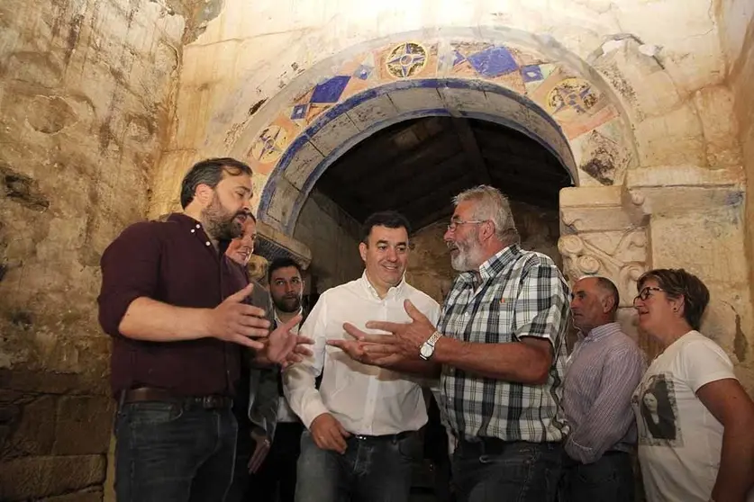 El conselleiro de Cultura y Educación visitó el templo tras la inversión en obras por más de 126.000 euros. ARCHIVO. 