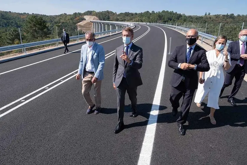 O titular da Xunta, Alberto Núñez Feijóo, xunto coa conselleira de Infraestruturas e Mobilidade, Ethel Vázquez, preside o acto de posta en servizo do novo acceso ao polígono industrial de San Cibrao das Viñas: conexión N-525 coa autovía das Rías Baixas (A-52).  Polígono de San Cibrao das Viñas, Ourense. ARCHIVO. 