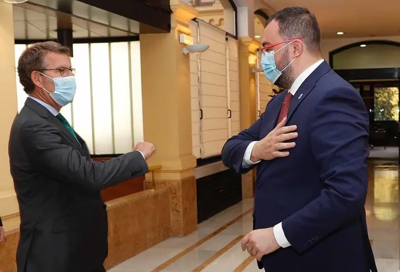 Feijóo y Barbón se saludan. 