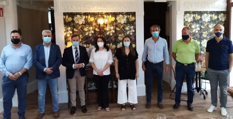 Las autoridades que intervinieron en la presentación. 