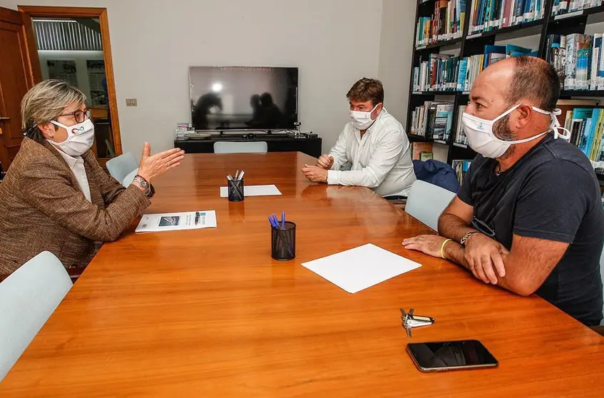 A conselleira do Mar, Rosa Quintana, reuniuse esta semana co presidente da Federación Nacional de Confrarías de Pescadores, Basilio Otero, e co presidente da Federación Galega de Confrarías, José Antonio Pérez.