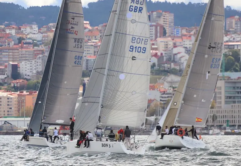 •	Los J80 lograban completar tres mangas más en la jornada dominical en la ría de Vigo.