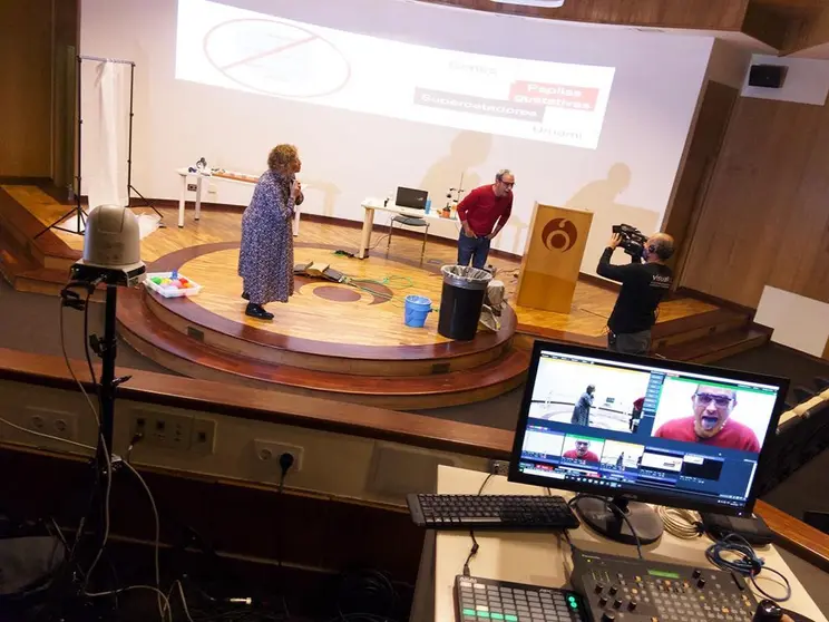 Realizáronse experimentos e xogos para amosar que a ciencia pode ser atractiva e divertida para todos.