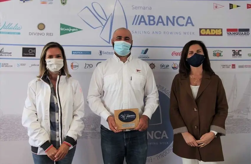 El nuevo campeón de España Fernández Vasco con su nombramiento de Comodoro de la Semana, con la concejala de deportes herculina y la representante de Abanca. PEDRO SEOANE.