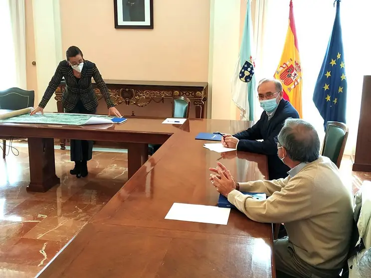 Alcalde, concelleira de Vías e Obras e representantes da plataforma pola mellora da seguridade viaria da N-120 reuníronse hoxe coa subdelegada do Goberno en Pontevedra e co xefe da unidade de estradas do Estado.