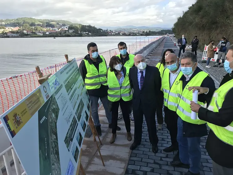Losada durante su visita al paseo marítimo en obras. 