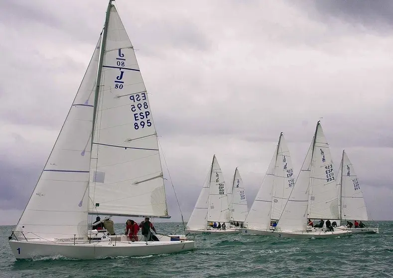 El viento con rachas de hasta 30 nudos fue el protagonista de la segunda jornada de la Liga de Otoño de J80. ©ROSANA CALVO.