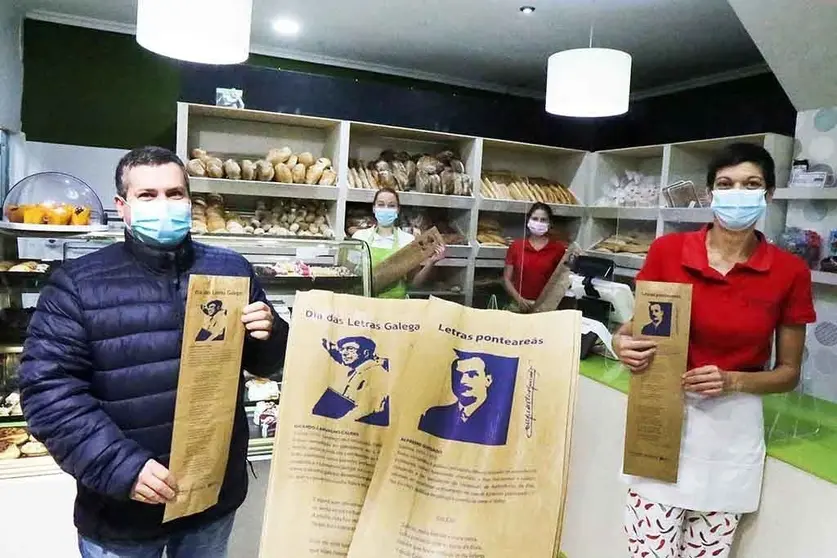 Coa colaboración das panadarías de todo o municipio, bolsas do pan (en papel procedente de fontes sostíbeis, de fabricación galega, ecolóxico e 100% reciclábel) coas caras impresas de Ricardo Carvalho Calero e Alfredo Pedro Guisado acompañadas dunha breve biografía e un poema de senllos escritores.