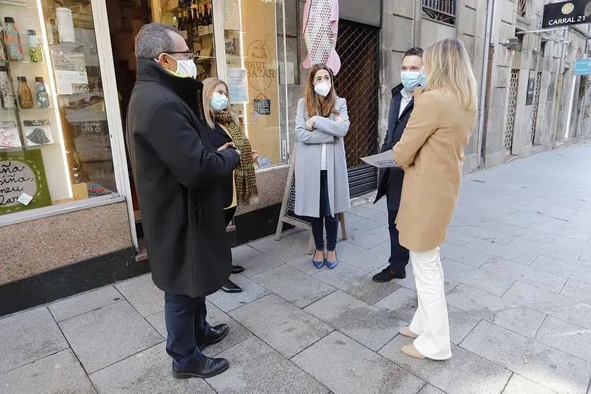 A directora xeral de Comercio e Consumo, Sol Vázquez, e a delegada territorial da Xunta en Vigo, Marta Fernández-Tapias, mantiveron unha reunión de traballo cos centros comerciais abertos e as asociacións de praceiros da cidade.
