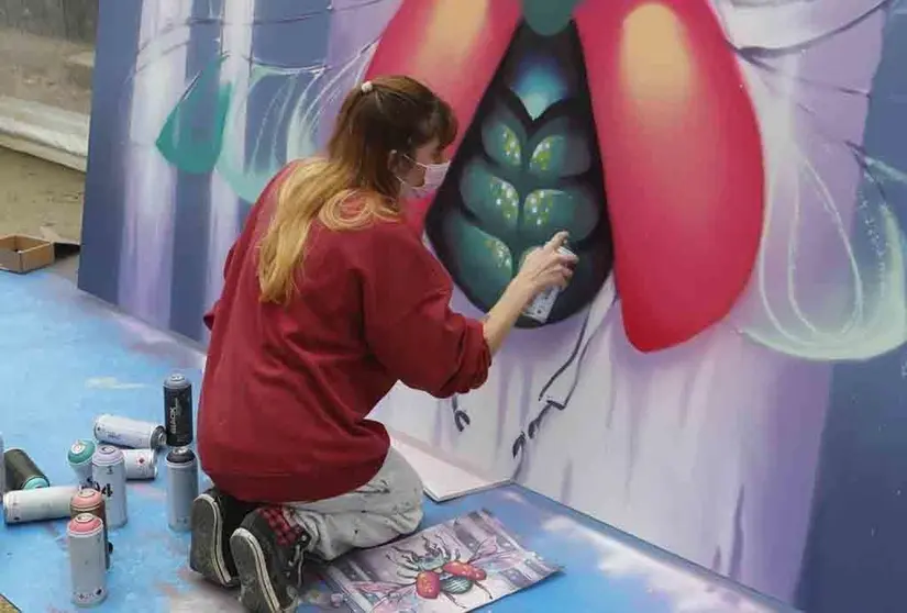 Una decena de chicas y rapaces participan hoy en la final de graffiti que se está celebrando en la Alameda de Santiago de Compostela.