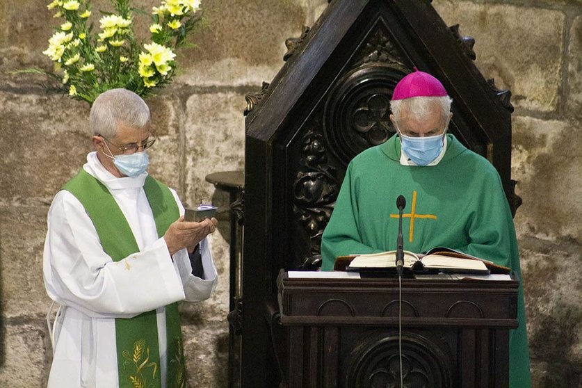 El nuevo párroco Joaquín Estévez Estévez en una celebración litúrgica presidida por el obispo de Tui-Vigo, Luis Quinteiro Fiuza, recibió las llaves del sagrario. 