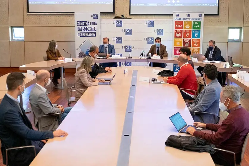 El acto estuvo presidido por el rector de la USC, Antonio López, que, además del conselleiro, estuvo acompañado de la presidenta del Consejo Social de la Universidad, Cecilia Sierra, y del vicerrector de Planificación, Tecnologías y Sostenibilidad, Gumersindo Feijoo.