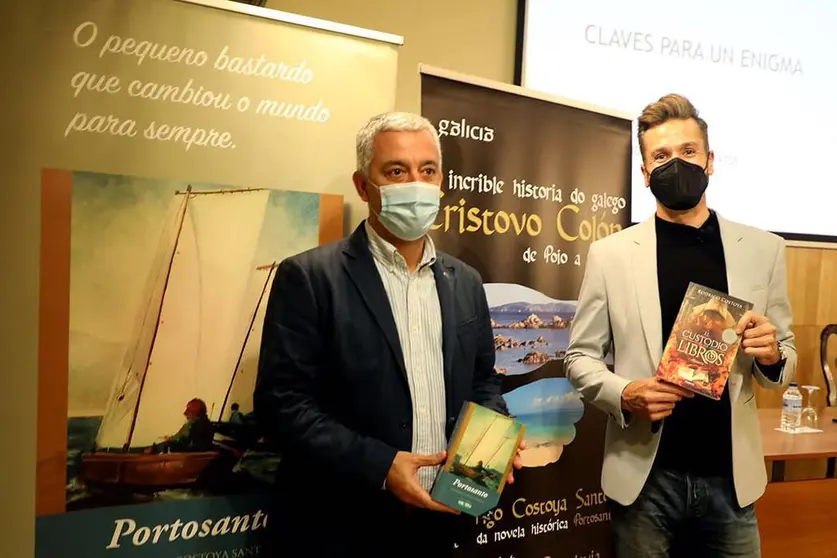 El escritor Rodrigo Costoya Santos, autor de la novela histórica Portosanto con el secretario general de Política Lingüística, Valentín García (izq.).