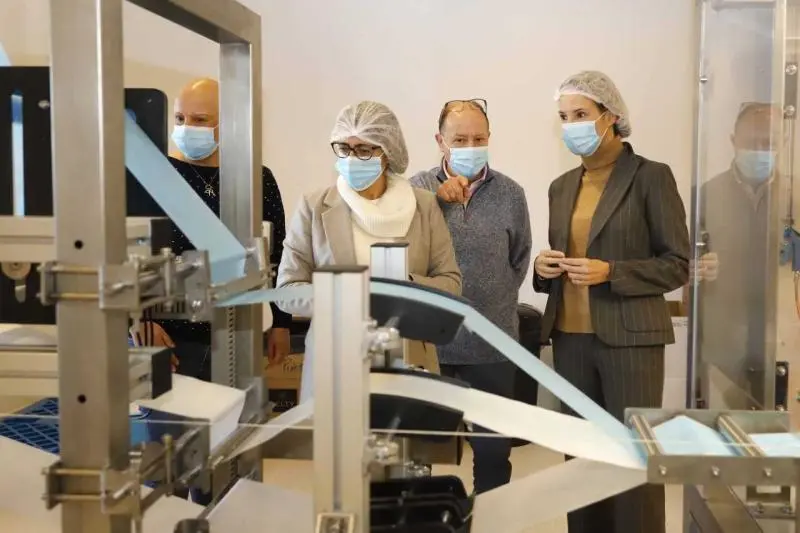 A delegada territorial da Xunta en Vigo visitou hoxe a produción de máscaras liderada polas firmas viguesas Borda y Más e Lineaparami do Grupo Belty.
