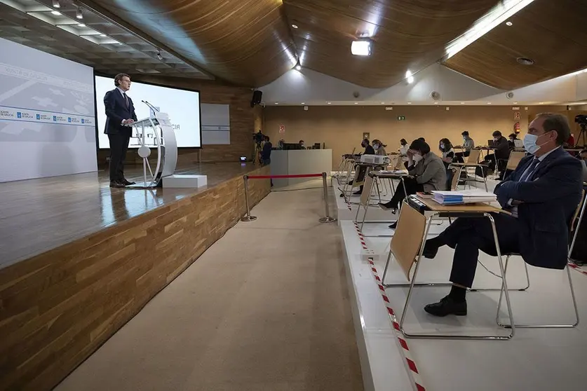 Feijóo destaca que aumentan un 53,3% os gastos de capital e sobrepasa a cifra récord de 2.500 millóns de euros, o que significa multiplicar por tres o investimento territorializado para Galicia previsto no proxecto dos Orzamentos Xerais do Estado.