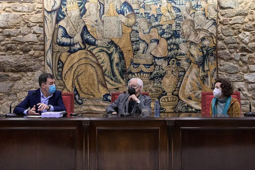 
El conselleiro de Cultura, Educación y Universidad, Román Rodríguez, y el presidente de la Real Academia Galega, Víctor Freixanes, se reunieron hoy en la sede de la Academia.
