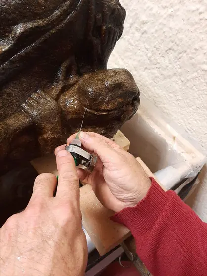 El equipo de expertos elimin&oacute; la capa vegetal y parte de las sustancias depositadas en la superficie de la pieza, como una peque&ntilde;a piedra encajada en el manto.