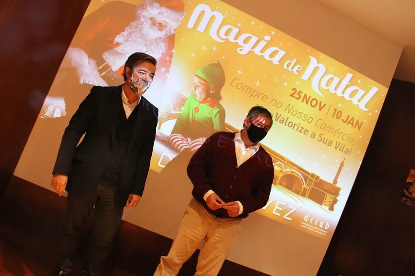 El alcalde de Arcos de Valdevez, João Manuel Esteves, y el vicepresidente de la Asociación de Comerciantes e Industriales, Francisco Araújo, durante la presentación del programa de Navidad. 