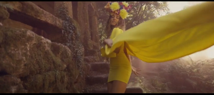 La cantautoria Andrea Pousa no vídeo clip 'Camiñares'.